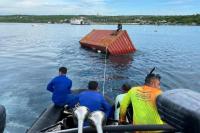 Polairud Polda NTT Bantu Selamatkan Puluhan Kontainer Kapal MV Kuala Mas 