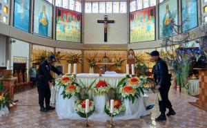 Jelang Perayaan Natal, Brimob-A Pelopor Atambua Sterilisasi Gereja