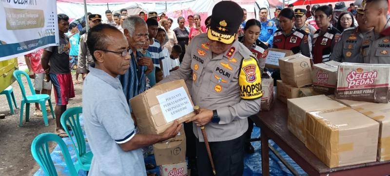  Kunjungi Posko Konga di Flotim, Kapolda NTT Beri Bantuan Sosial untuk Korban Erupsi Gunung Lewotobi