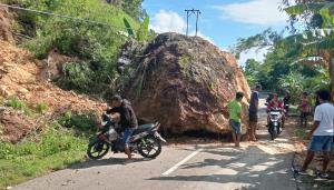 Longsoran Batu Besar Tutup Akses Jalan Atambua-Lamaknen