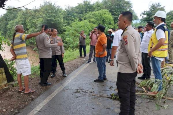 Kapolres Kupang Tinjau Lokasi Longsor di Jalan Timor Raya Km 41 