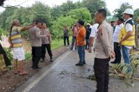 Kapolres Kupang Tinjau Lokasi Longsor di Jalan Timor Raya Km 41 