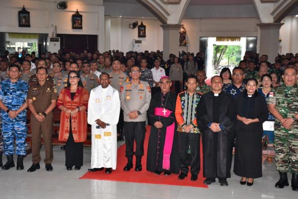  Polda NTT Rayakan Natal Bersama Dalam Rangka  Mempererat Kebersamaan