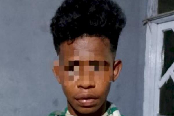 AT (22), warga RT 005/RW 001, Dusun I, Desa Oebola Dalam, Kecamatan Fatuleu, Kabupaten Kupang, dihajar massa pada Jumat (10/1/2025). Ia kedapatan mencuri handphone milik warga di kampungnya pada Jumat (10/1/2025) siang.