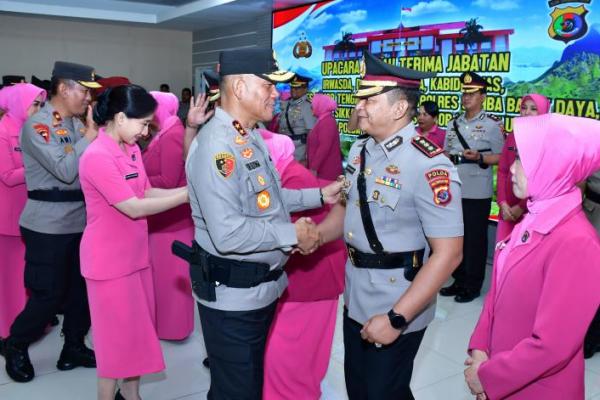 Lima pejabat utama (PJU) dan sejumlah Kapolres di Polda NTT pindah ke luar wilayah NTT. Kelima PJU dan Kapolres yang meninggalkan Polda NTT masing-masing Kombes Pol I Made Sunarta menjadi Irbidjemensdm II Itwil V Itwasum Polri.