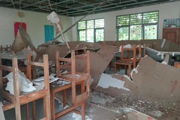 Baru Dua Tahun Dikerjakan, Plafon Ruangan SDN I Naioni Sudah Roboh