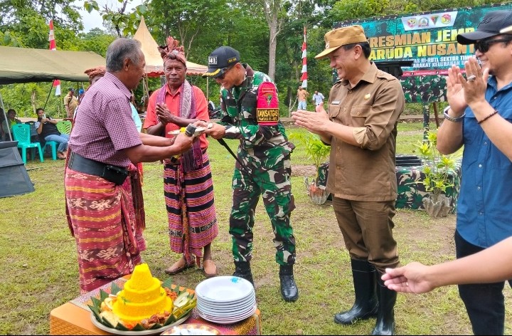 Warga Umanen Apresiasi Satgas Sektor Timur Yonif 741/GN Bangun Jembatan Penghubung 