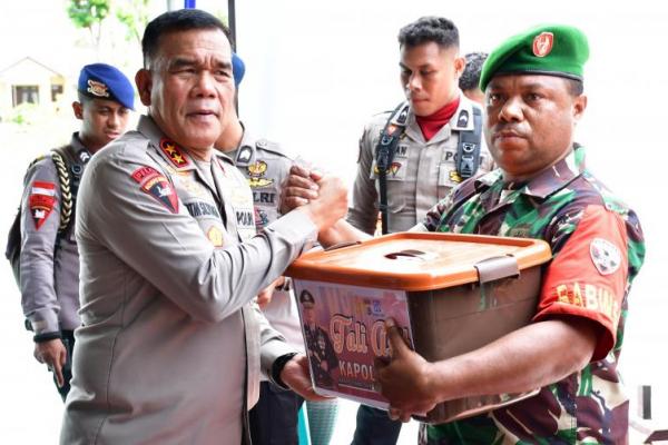 Kapolda NTT Berikan Sumbangan untuk Anggota Polri & TNI di Malaka