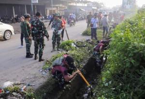 Kodim 1605/Belu Kerja Bakti Bersihkan Lingkungan Pasar Baru Atambua