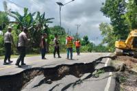 Ruas Jalan Niki-Niki-Oinlasi di Kabupaten TTS Longsor