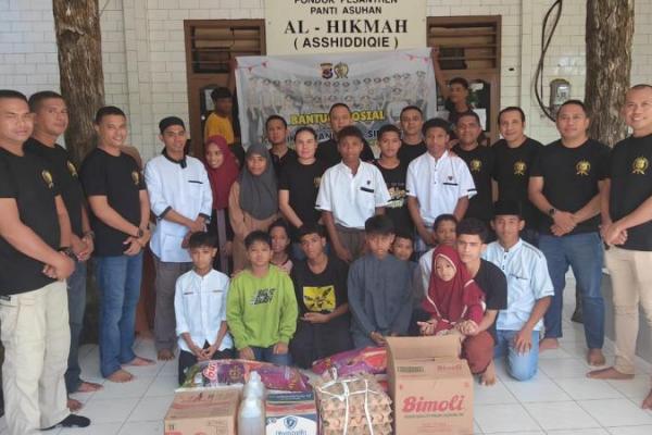 Para perwira Sekolah Inspektur Polisi (SIP) angkatan 49 Wira Adibrata Sanskara (WAS) Polda NTT berbagi kasih di panti asuhan di Kota Kupang, Rabu (29/1/2025).