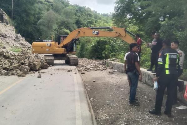 Polisi-TNI Bersama Warga Bersihkan Material Longsor di Batu Putih-TTS 