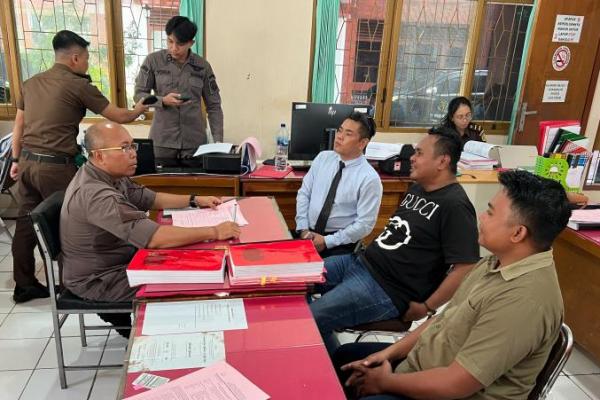 Penyidik Direktorat Reskrimum Polda NTT menuntaskan kasus penipuan dan penggelapan yang dilakukan Demsy Ronald Dully, seorang anggota polisi aktif yang bertugas di Polresta Kupang Kota.