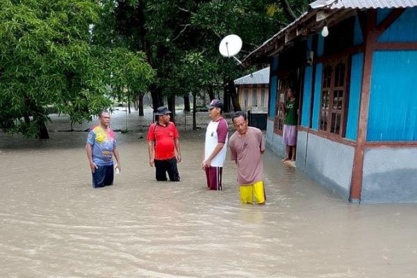 Cek Kondisi Warga, Kapolsek Kupang Tengah Blusukan ke Rumah Warga Terdampak Banjir