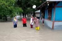 Cek Kondisi Warga, Kapolsek Kupang Tengah Blusukan ke Rumah Warga Terdampak Banjir