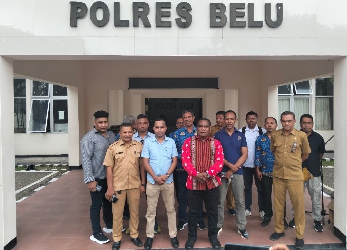 KATANTT.COM---Perwakilan dari 17 Aparatur Sipil Negara (ASN) Lingkup Pemkab Belu melaporkan Badan Pengawas Pemilu (Bawaslu) Kabupaten Belu ke Polres Belu terkait dugaan tindak pidana pemalsuan dokumen atau surat yang dikeluarkan Bawaslu Belu.