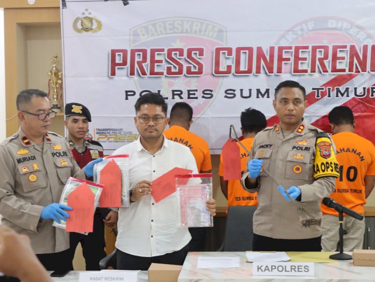 Aparat Polres Sumba Timur mengamankan tiga orang warga pelaku pencurian ternak kuda di Kabupaten Sumba Timur. Ketiga warga yang ditangkap polisi masing-masing K, H dan Y.  Ketiganya merupakan warga Kabupaten Sumba Timur.