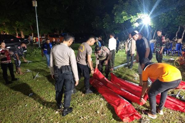 Gelombang tinggi menghantam pantai Tablolong, Kecamatan Kupang Barat, Kabupaten Kupang, NTT. Ratusan petani rumput laut dipastikan gagal panen.