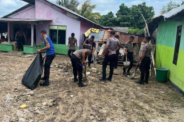 Direktorat Kepolisian Perairan dan Udara (Ditpolairud) Polda Nusa Tenggara Timur (NTT) memberikan bantuan kemanusiaan bagi masyarakat pesisir Pantai Tablolong, Kecamatan Kupang Barat, Kabupaten Kupang, yang terdampak banjir rob, 5 Februari 2025.
 