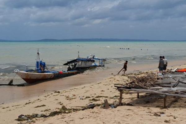 Sebanyak 10 perahu milik nelayan di pesisir Pantai Tablolong, Desa Tablolong, Kecamatan Kupang Barat, Kabupaten Kupang, hancur dan rusak dihantam bencana banjir rob pada Selasa (4/2/2025) petang.  Warga pun terancam kehilangan mata pencaharian yang semata-mata sebagai nelayan. 
 