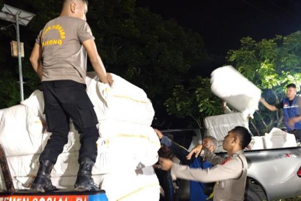 Gelombang pasang atau banjir rob melanda pesisir Desa Tablolong, Kecamatan Kupang Barat, Kabupaten Kupang, pada Selasa (4/2/2025). Banjir rob, yang mencapai ketinggian betis orang dewasa  merendam 70 unit rumah warga di RT 1 hingga RT 6, Desa Tablolong. 