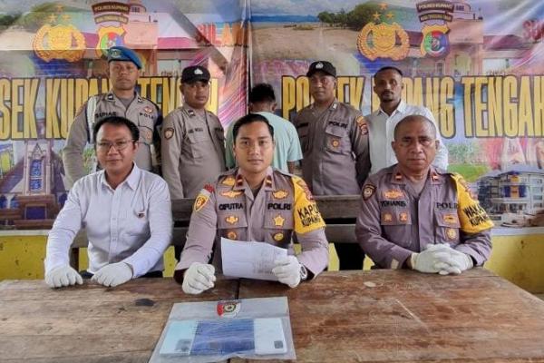 Aparat Polsek Kupang Tengah bekerja sama dengan Jatanras Polda NTT mengamankan dua orang pelaku pencurian handphone, yakni JO dan MMK, pada Senin (3/2/2025) petang. Penangkapan ini dilakukan sesuai hasil penyelidikan yang dilakukan di Kabupaten Timor Tengah Utara (TTU), Provinsi Nusa Tenggara Timur (NTT).