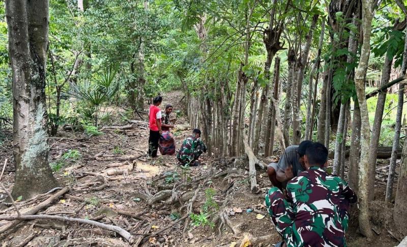 Jaga Kelestarian Alam, Satgas Yonif 741/GN Kembali Tanam Bibit Pohon Kemiri di Malaka