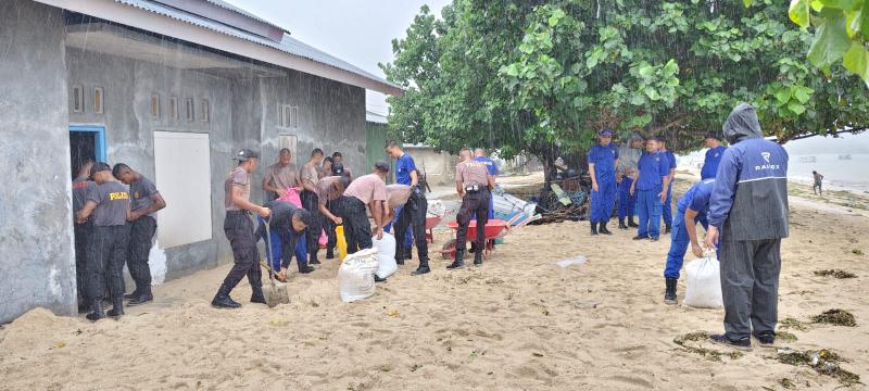 Bantu Korban Banjir Rob di Tablolong-Kupang Barat, Ditpolairud Polda NTT Bangun Tanggu