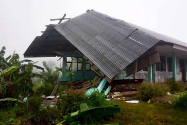 Siswa SDN Fatululat, Desa Fatumonas, Kecamatan Amfoang Tengah, Kabupaten Kupang, Nusa Tenggara (NTT), diliburkan sementara selama dua hari. Libur itu diberlakukan setelah sekolah itu rusak dihantam longsor dan angin kencang.