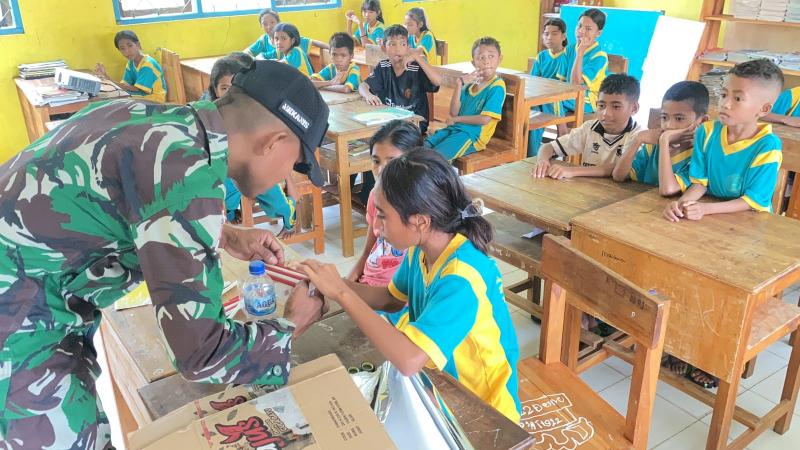 Kreativitas Satgas Yonif 741 Ajarkan Siswa Perbatasan Cara Manfaatkan Sampah Anorganik 