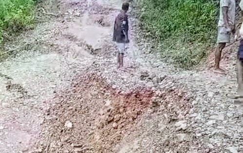 Diguyur Hujan Sepekan, Akses Jalan Menuju Laktutus Amblas