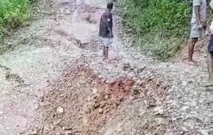 Diguyur Hujan Sepekan, Akses Jalan Menuju Laktutus Amblas