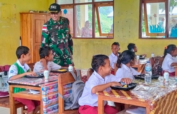 Satgas Yonif 741/GN Berbagi Makan Bergizi Gratis Untuk Pelajar di Belu Perbatasan RI-RDTL 