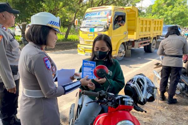 Ada nuansa lain dalam Operasi Keselamatan Turangga 2025 yang digelar Polres Kupang di Jalan Timor Raya kilometer 18, Desa Noelbaki, Kecamatan Kupang Tengah, Kabupaten Kupang, Provinsi Nusa Tenggara Timur.