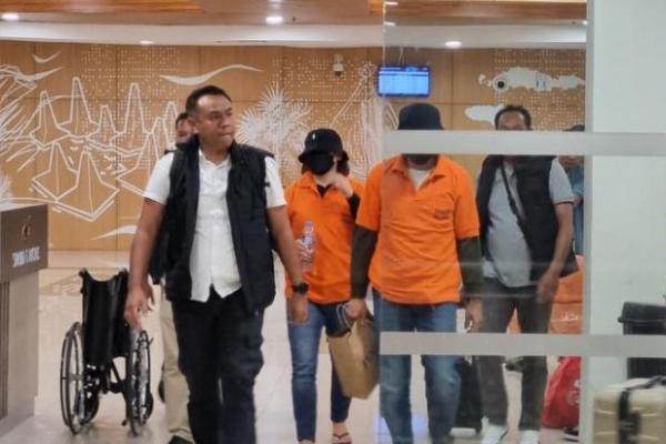 Unit Tindak Pidana Perdagangan Orang (TPPO) Polda NTT menangkap pasangan suami istri (Pasutri) di Batam, Kepulauan Riau (Kepri). DW alias Dodi (54) merupakan Direktur Utama PT Jasa Bakti Agung. Sementara istrinya, JY alias Jois  (51) merupakan admin pada PT Jasa Bakti Agung.
 