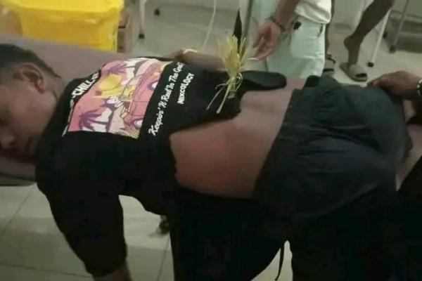 Keributan terjadi antar kelompok pemuda di Kabupaten Alor pada Sabtu (15/2/2025) subuh sekitar pukul 02.30 wita. Keributan melibatkan dua kelompok pemuda di depan Kantor BRI Kalabahi di Kelurahan Kenari, Kecamatan Teluk Mutiara, Kabupaten Alor.
