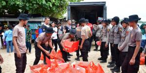 Bintara Remaja Polda NTT Bantu Korban Banjir Rob di Tablolong-Kupang Barat