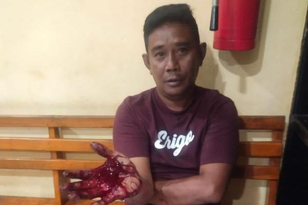 Warga Oetete Tega Bacok Tetanggan Hingga Sekarat, Anak Sendiri Nyaris Ikut Dihabisi 