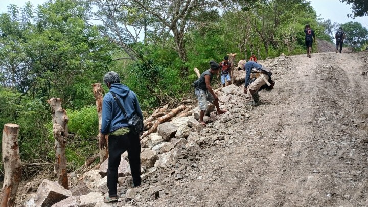 Gotong Royong Dinas PUPR Belu Bersama Warga Perbaiki Jalan Ambruk Halilulik-Laktutus