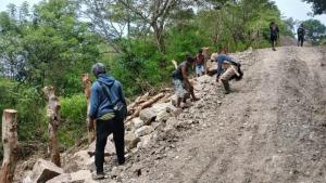 Gotong Royong Dinas PUPR Belu Bersama Warga Perbaiki Jalan Ambruk Halilulik-Laktutus