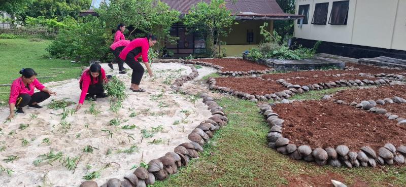  Kreatifitas Bhayangkari Pantai Baru Sulap Halaman Jadi Pekarangan Pangan Lestari