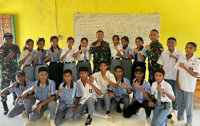 Pos Auren Satgas Yonif 741/GN Ajarkan Ilmu Komputer Kepada Pelajar di Perbatasan