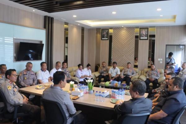 Hampir dua bulan AKBP Sigit Harimbawan menjadi pucuk pimpinan di Polres Timor Tengah Selatan (TTS). Sejak 13 Januari 2025 lalu, mantan Kapolres Sumba Barat Daya ini ditunjuk menjadi Kapolres TTS , AKBP Sigit Harimbawan menggantikan AKBP Ari Satmoko.