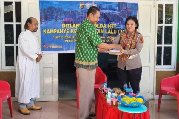 Ditlantas Polda NTT Berbagi Kasih Sambil Kampanye Keselamatan Tertib Berlalu Lintas 