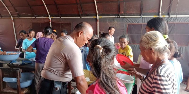 Sinergitas TNI-Polri  di Flores Timur Siapkan Dapur Umum untuk Pengungsi Erupsi Lewotobi