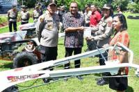  Kapolda NTT Salurkan 10 Traktor Bantuan Kementerian Pertanian