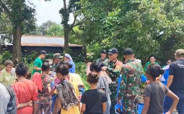 Wujud Cinta Sesama, Pos Mahen Satgas Yonif 741/GN Gandeng Susteran Gelar Baksos