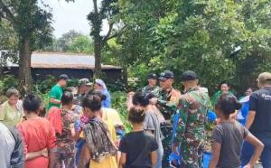 Wujud Cinta Sesama, Pos Mahen Satgas Yonif 741/GN Gandeng Susteran Gelar Baksos