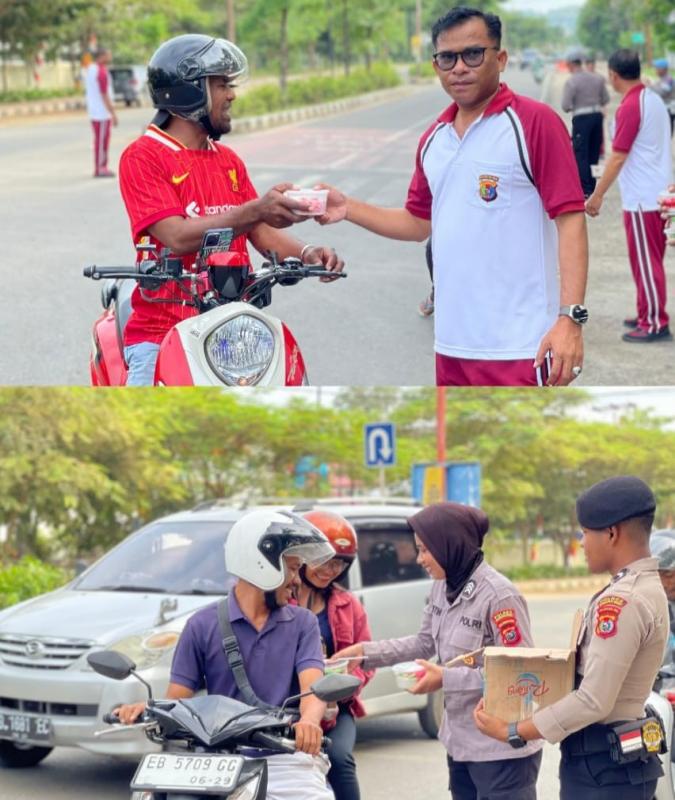 Berkah Bulan Suci Ramadhan, Polisi Bagi Takjil di Labuan Bajo