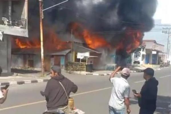 Tim Labfor Polda Bali Ambil Sampel di Lokasi Kebakaran di Kalabahi-Alor